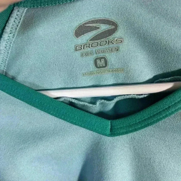 Brooks women’s medium thermal long sleeve. Teal/light blue. Layering. Running. - Picture 4 of 8